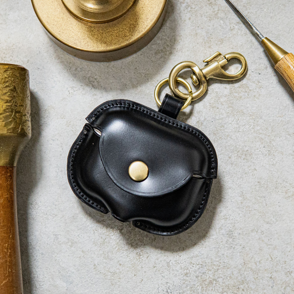 新作】ポケットに収まる“革の宝石” コードバンで仕立てた 限定 AirPods