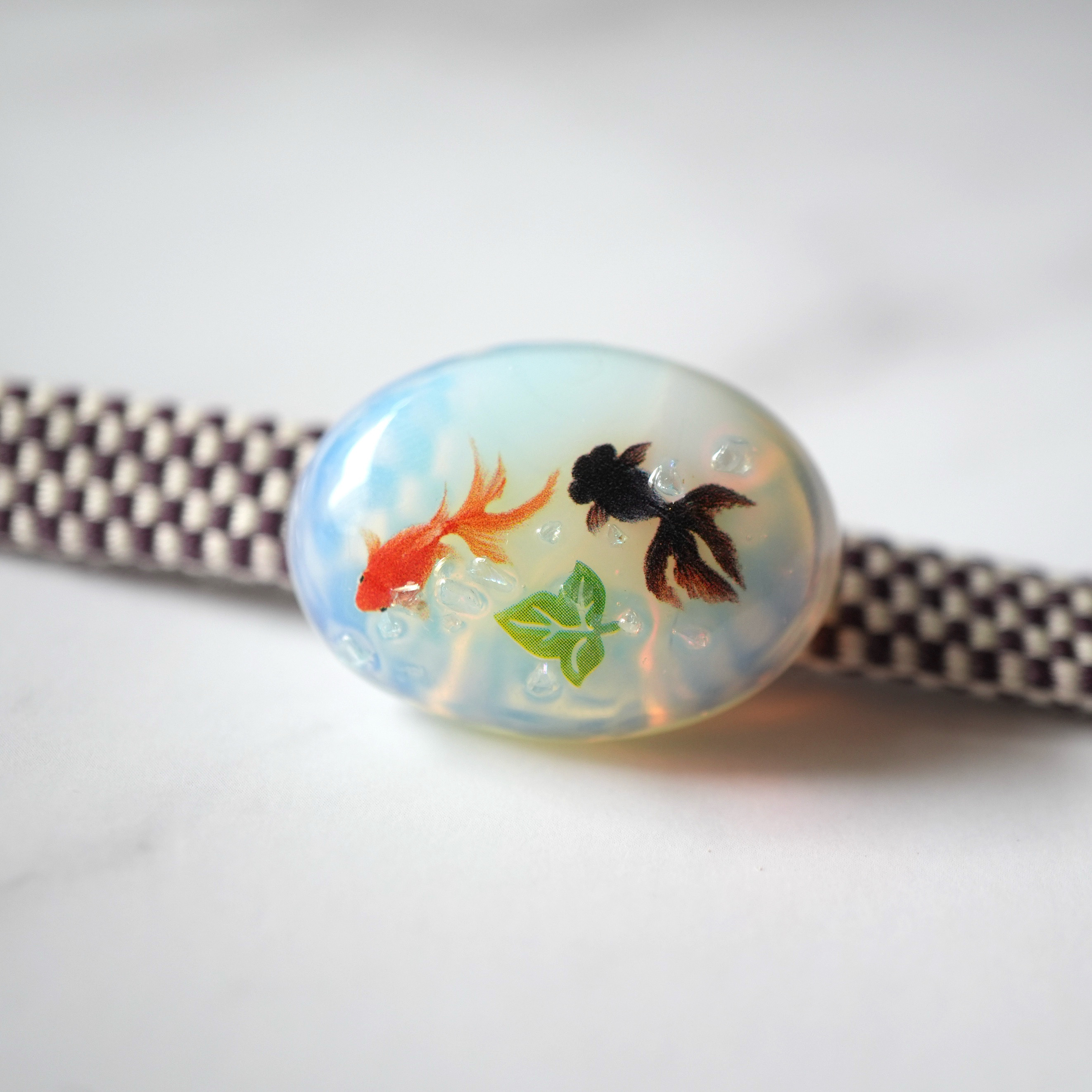 天然石オパールと2匹の金魚の帯留め ポニーフック ブローチ