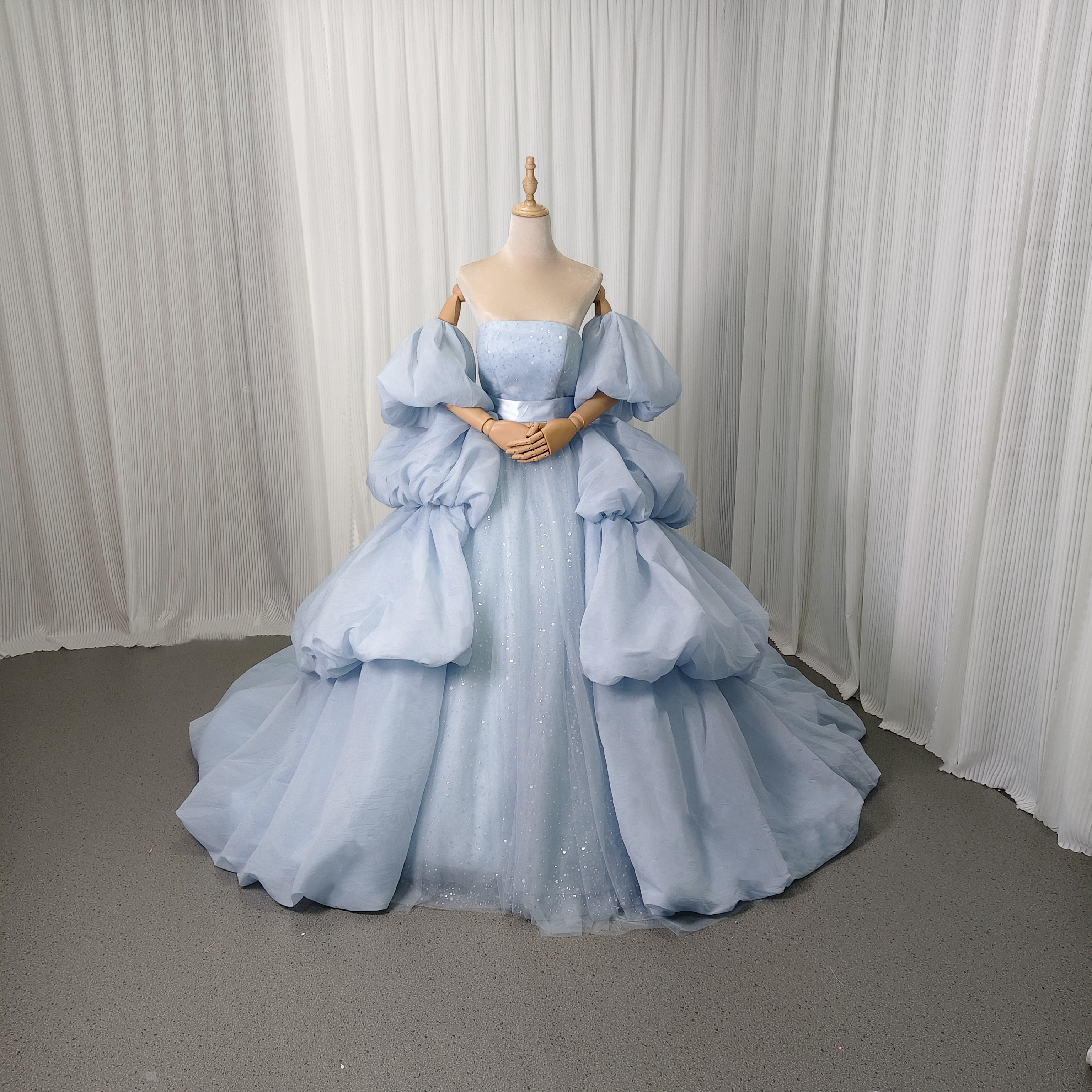 送料無料！カラードレス 水色 パフスリーブ ツーピース  キラキラ光る刺繍 ラッフルフリル リボントレーン 結婚式