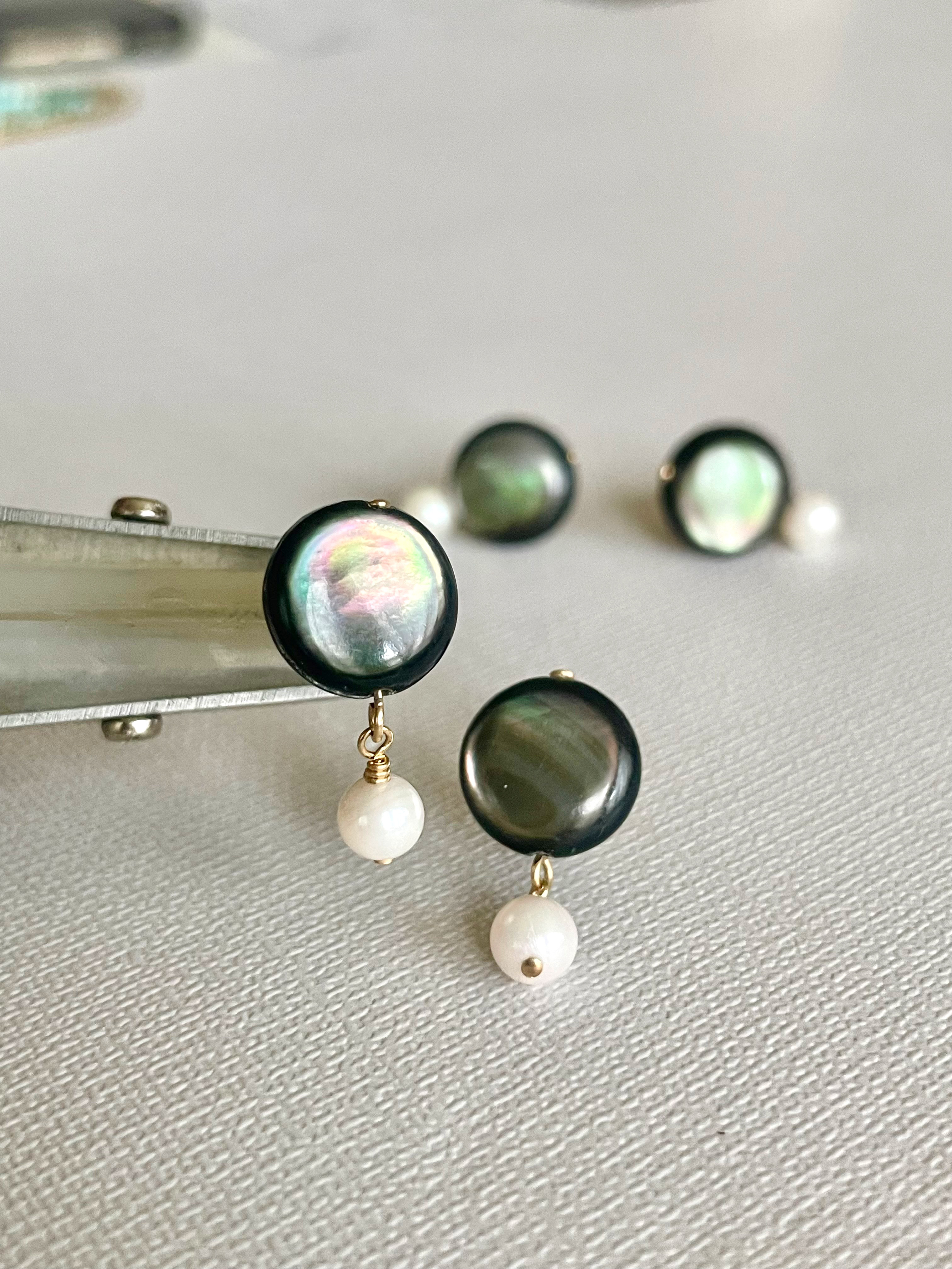 あこや真珠と黒蝶貝の小さな揺れるピアス14kgf 送料無料