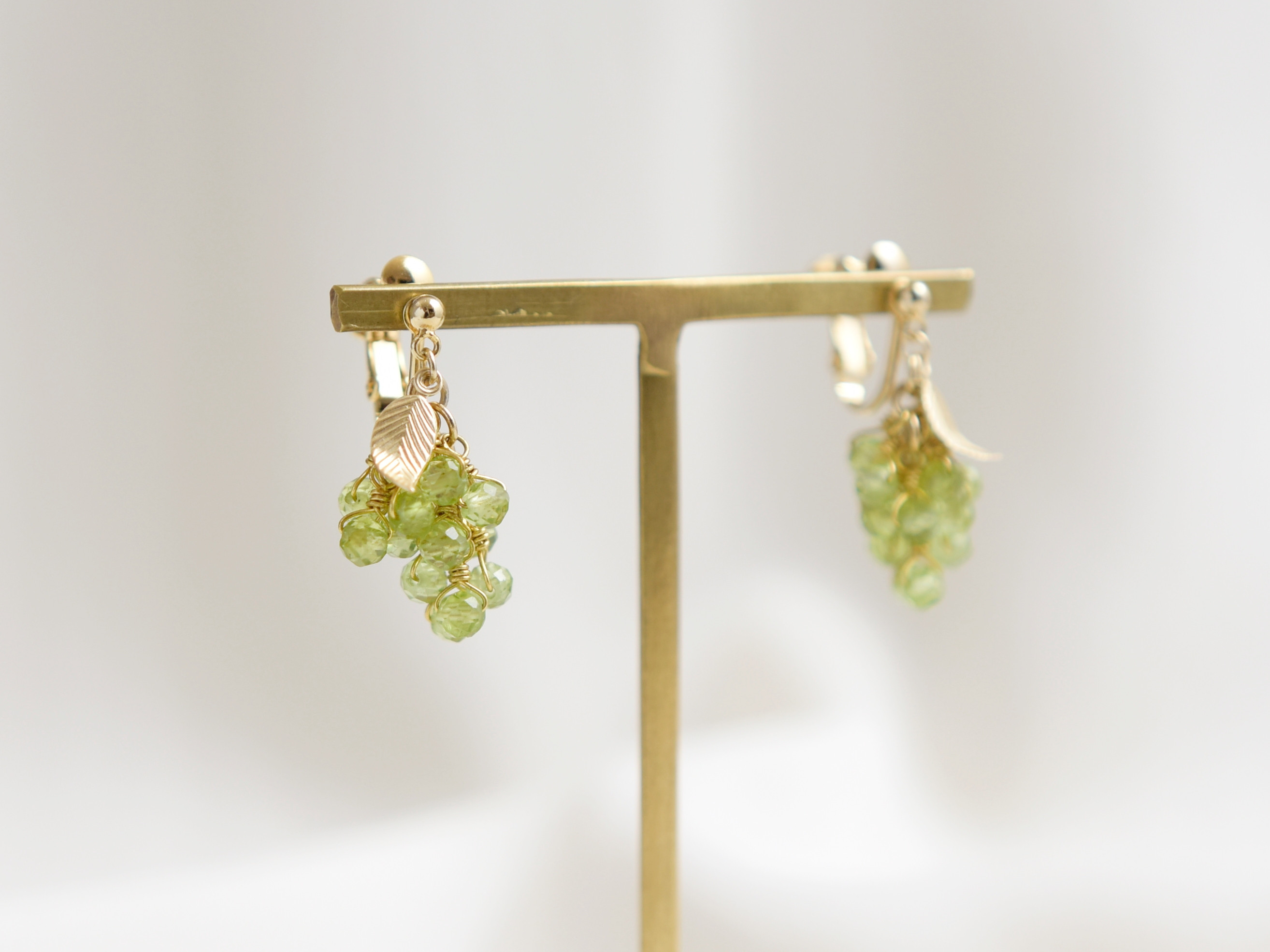 マスカット　ペリドット　天然石　大人　フルーツ　果物　葉っぱ ▶︎ イヤリング ▶︎ 8月誕生石　黄緑　グリーン