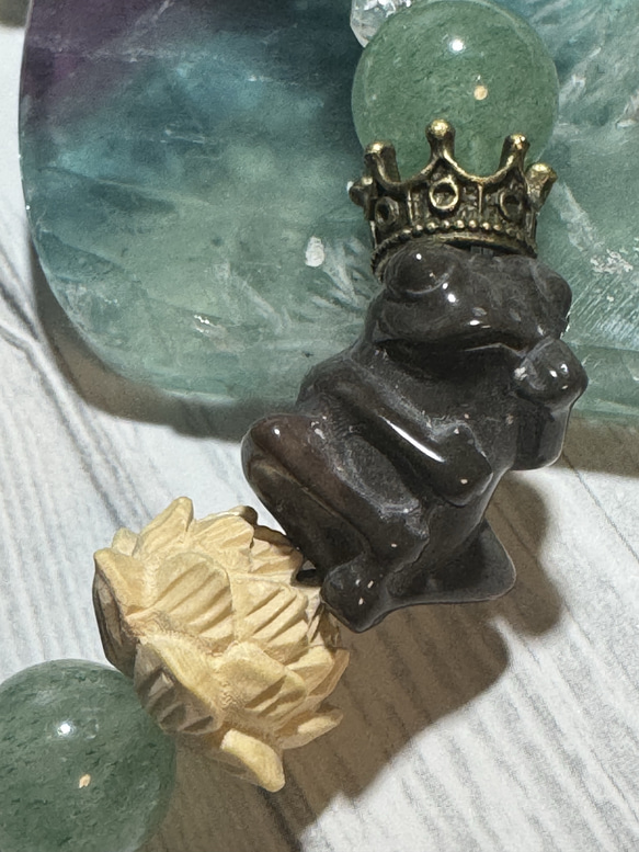 天然石ブレスレット～貴方、かわいくて良き【瑪瑙（カエル）、アベンチュリン、クリソプレーズ、水晶、柘植（蓮）】 4枚目の画像