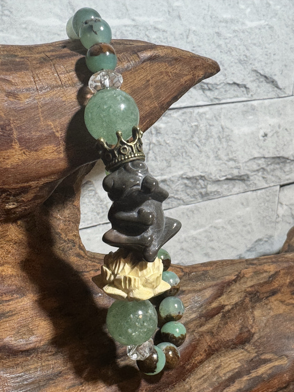 天然石ブレスレット～貴方、かわいくて良き【瑪瑙（カエル）、アベンチュリン、クリソプレーズ、水晶、柘植（蓮）】 1枚目の画像