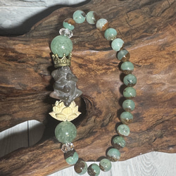 天然石ブレスレット～貴方、かわいくて良き【瑪瑙（カエル）、アベンチュリン、クリソプレーズ、水晶、柘植（蓮）】 2枚目の画像