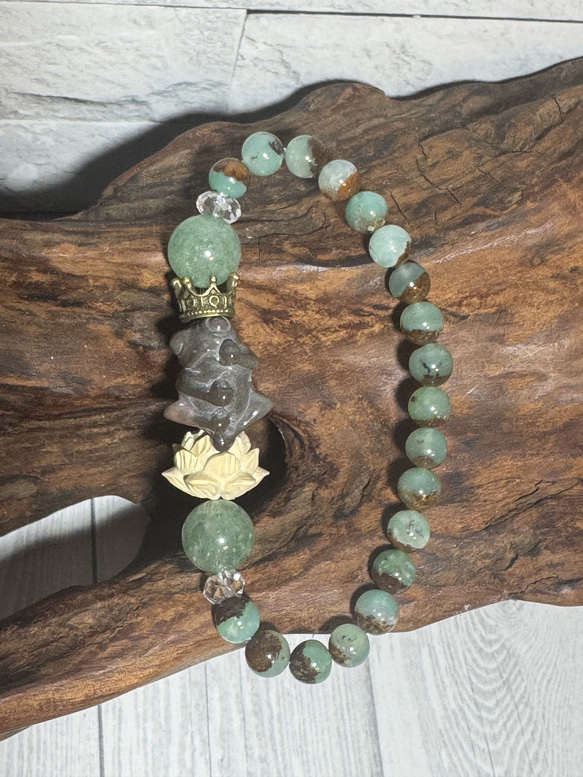 天然石ブレスレット～貴方、かわいくて良き【瑪瑙（カエル）、アベンチュリン、クリソプレーズ、水晶、柘植（蓮）】 2枚目の画像