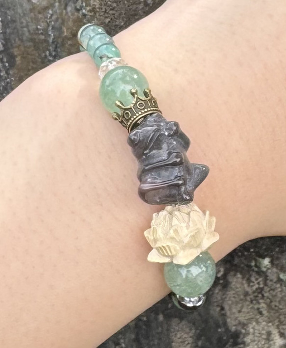 天然石ブレスレット～貴方、かわいくて良き【瑪瑙（カエル）、アベンチュリン、クリソプレーズ、水晶、柘植（蓮）】 5枚目の画像