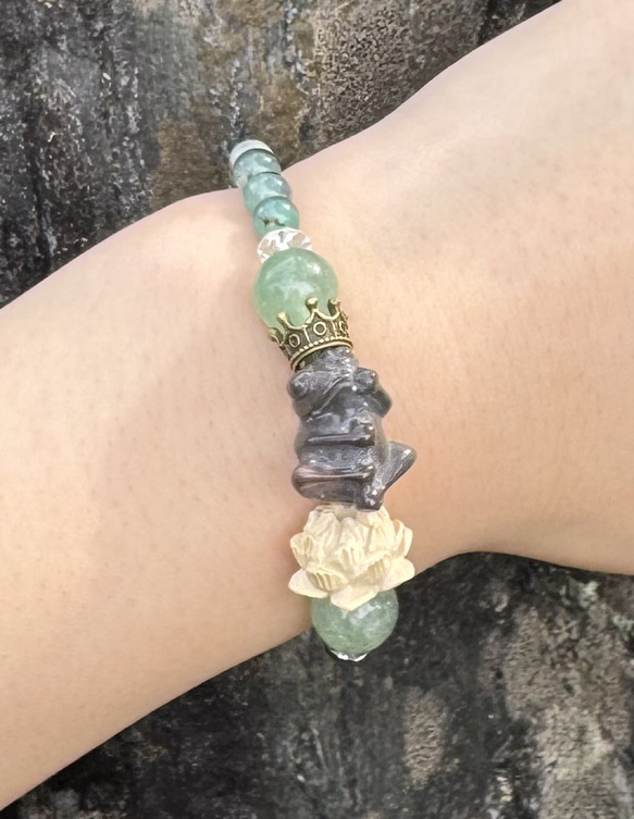 天然石ブレスレット～貴方、かわいくて良き【瑪瑙（カエル）、アベンチュリン、クリソプレーズ、水晶、柘植（蓮）】 6枚目の画像