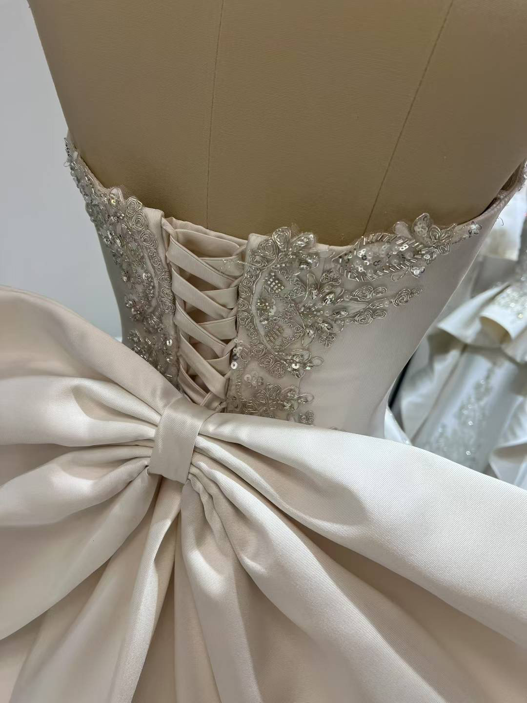 送料無料！ウェディングドレス 韓国風ドレス 編み上げ  ふっくら柔らかなバックリボン ミカドサテン ビジュードレス 花嫁