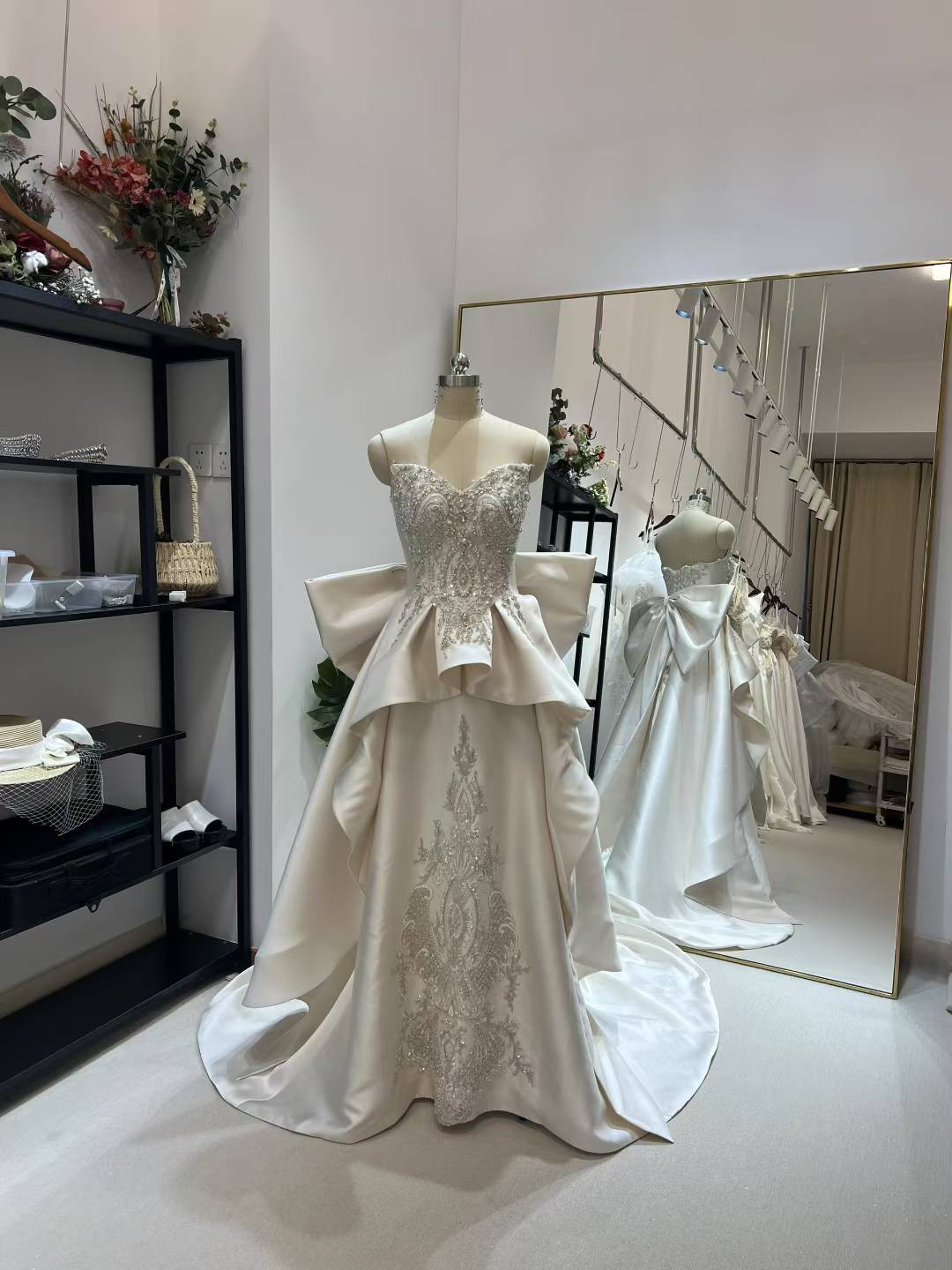 送料無料！ウェディングドレス 韓国風ドレス 編み上げ  ふっくら柔らかなバックリボン ミカドサテン ビジュードレス 花嫁