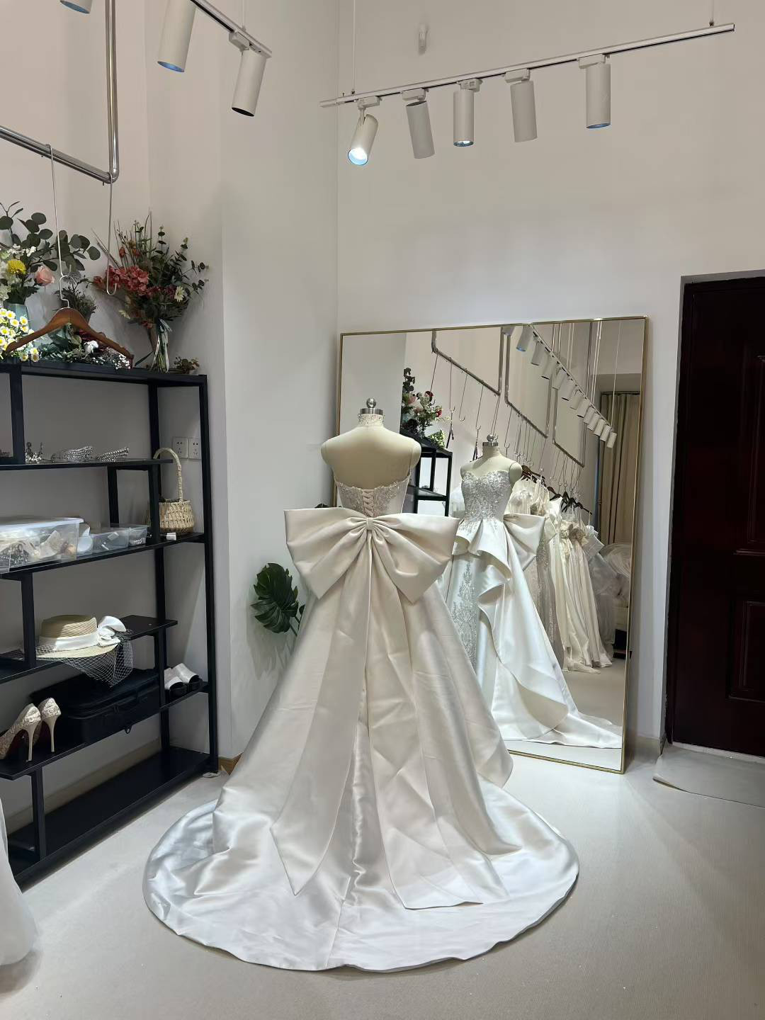 送料無料！ウェディングドレス 韓国風ドレス 編み上げ  ふっくら柔らかなバックリボン ミカドサテン ビジュードレス 花嫁