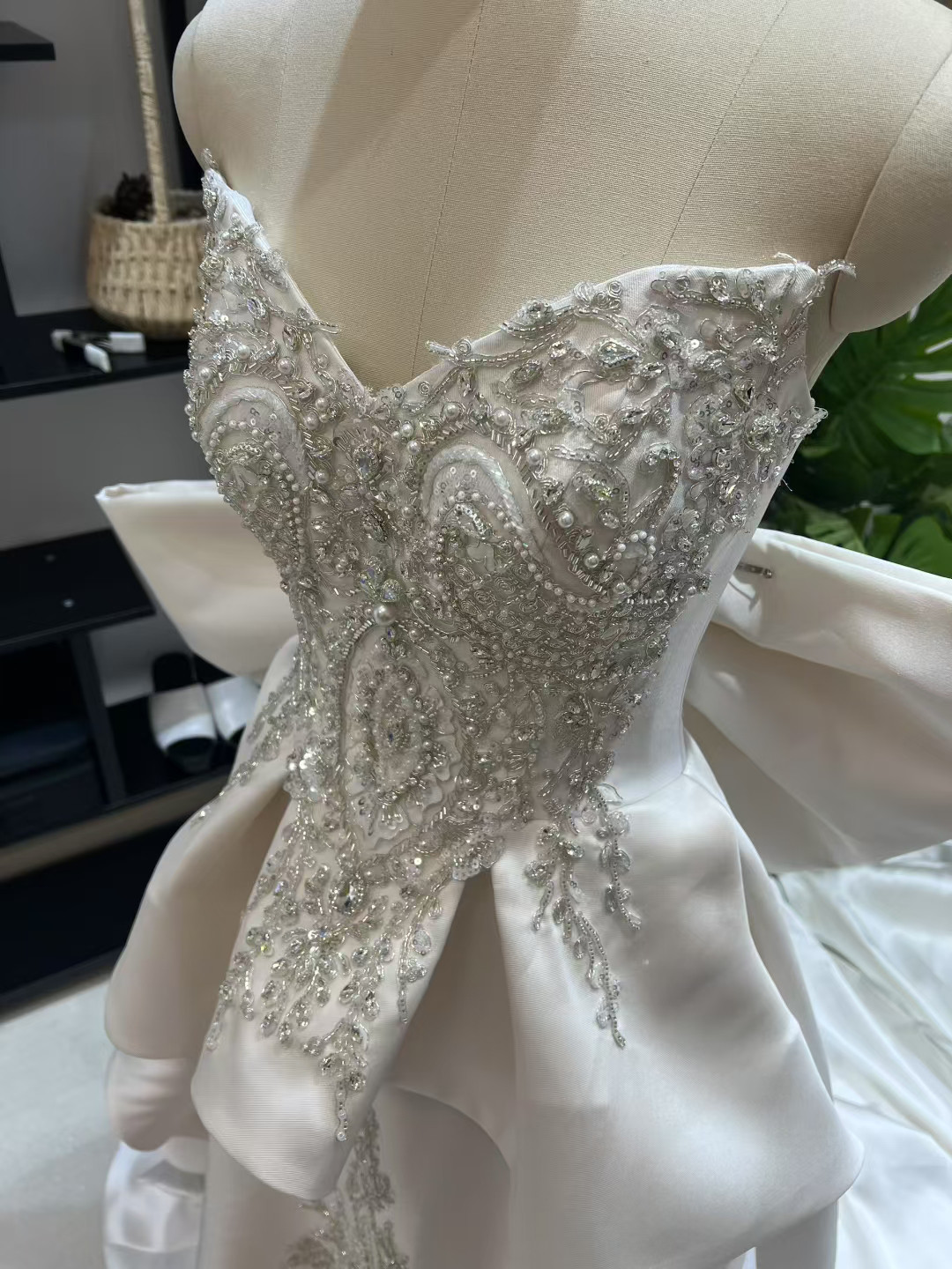 送料無料！ウェディングドレス 韓国風ドレス 編み上げ  ふっくら柔らかなバックリボン ミカドサテン ビジュードレス 花嫁