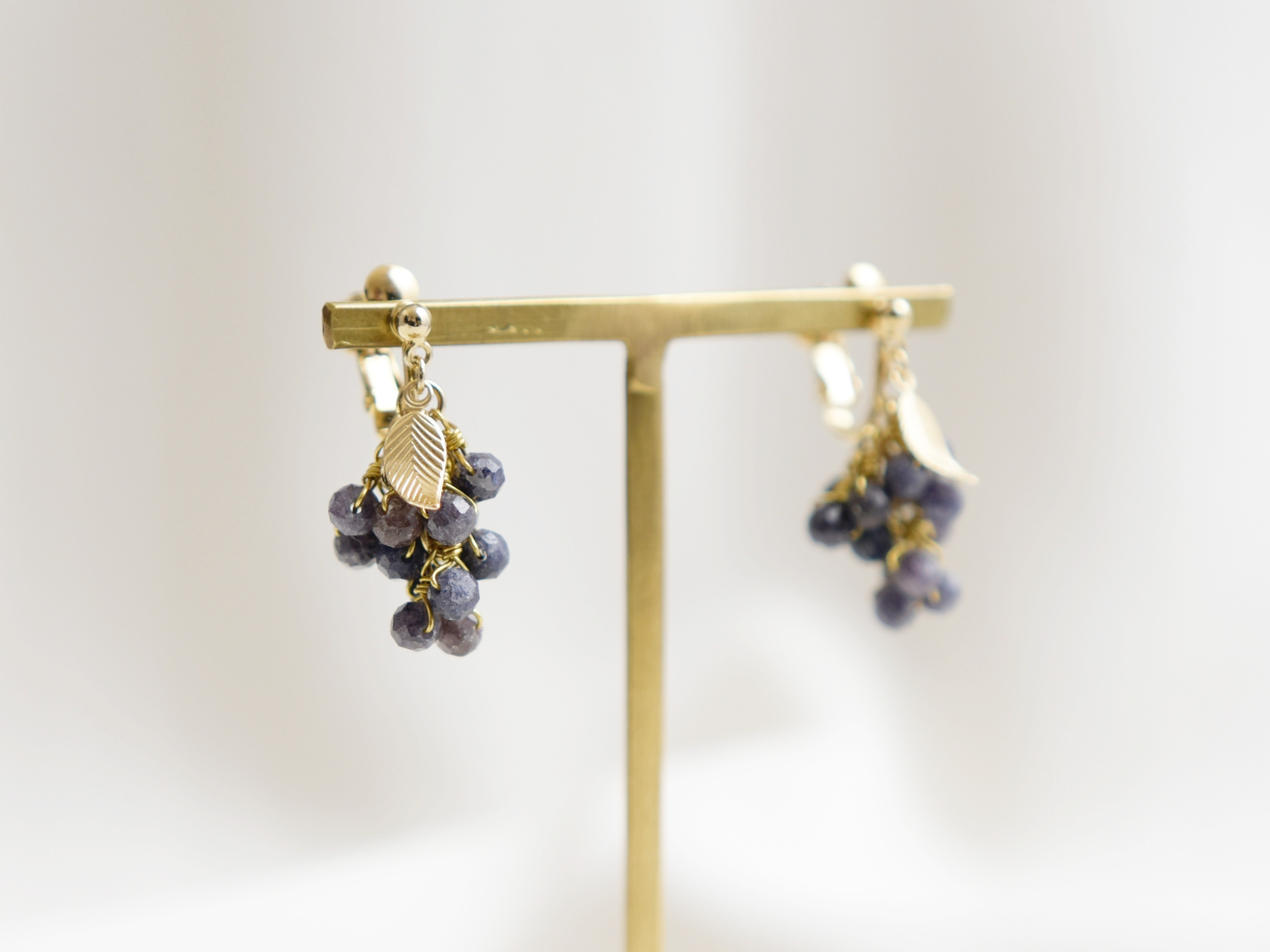 巨峰　ぶどう　サファイア　天然石　大人　フルーツ　果物　葉っぱ ▶︎ イヤリング ▶︎ 9月誕生石　くすみカラー 秋色
