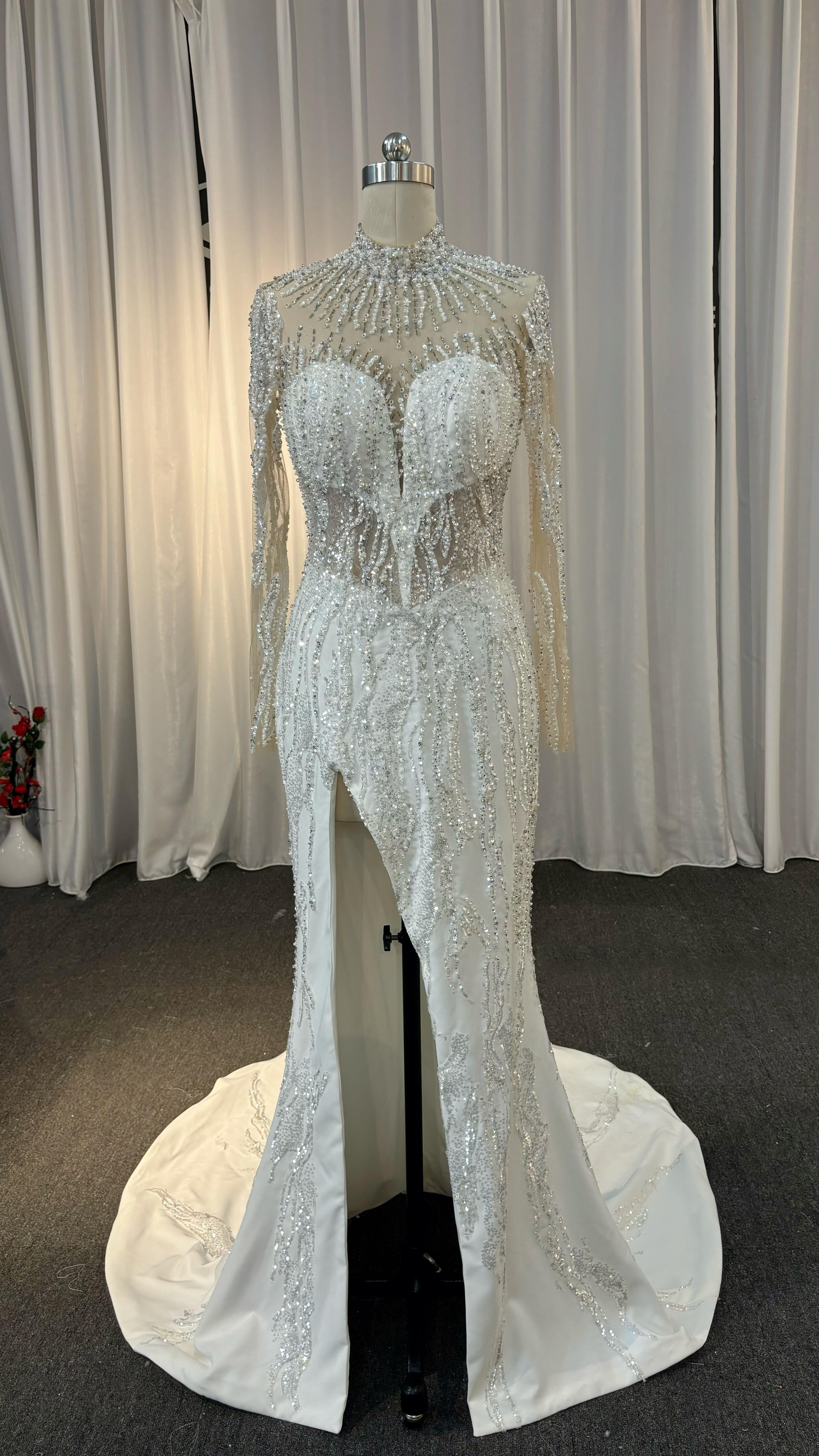 圧倒的に存在感　シースルーお袖　イリュージョン　フロントスリット　背中空き　くるみボタン　トレーン　パーティードレス目立