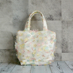 honami　インド刺繍トートバッグホワイト　ハンドメイド 白いお花が輝く インド刺繍リボン トートバッグ トートバッグ