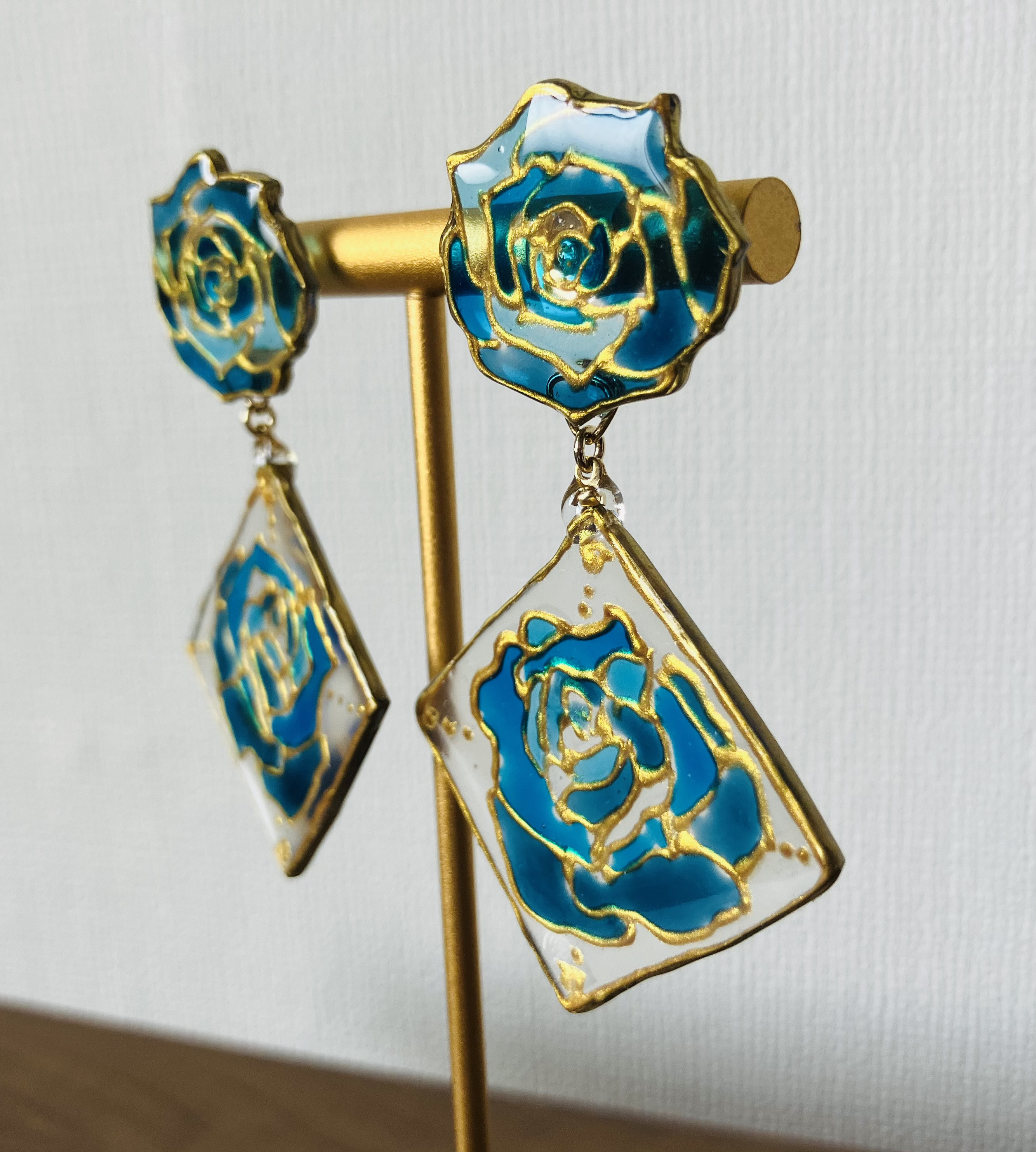 〜青薔薇の煌めき〜　ステンドグラス風ピアス　アレルギー対策（ポストはチタン）