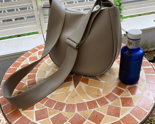 撥水次世代レザーミニショルダーグレージュ「雨でもヘビロテ