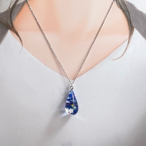 癒しの空と雲・蝶のレジンネックレス｜空の雫・青の涙型｜空