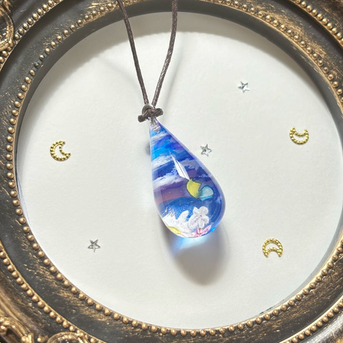 癒しの空と雲・蝶のレジンネックレス｜空の雫・青の涙型｜空レジン