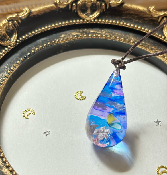 癒しの空と雲・蝶のレジンネックレス｜空の雫・青の涙型｜空レジン