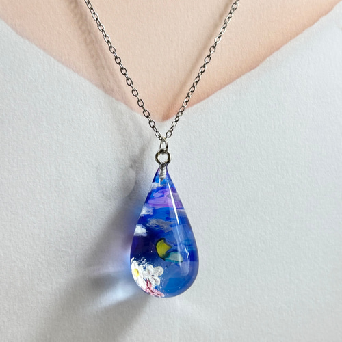 癒しの空と雲・蝶のレジンネックレス｜空の雫・青の涙型｜空