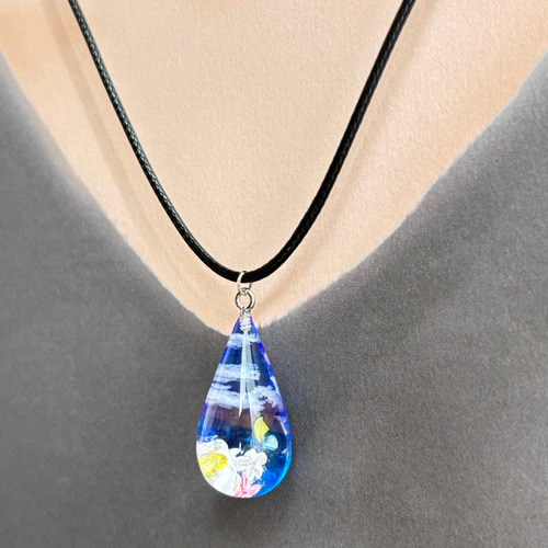 癒しの空と雲・蝶のレジンネックレス｜空の雫・青の涙型｜空