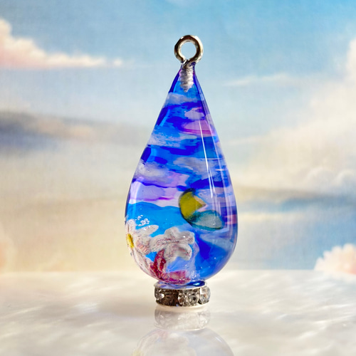 癒しの空と雲・蝶のレジンネックレス｜空の雫・青の涙型｜空レジン