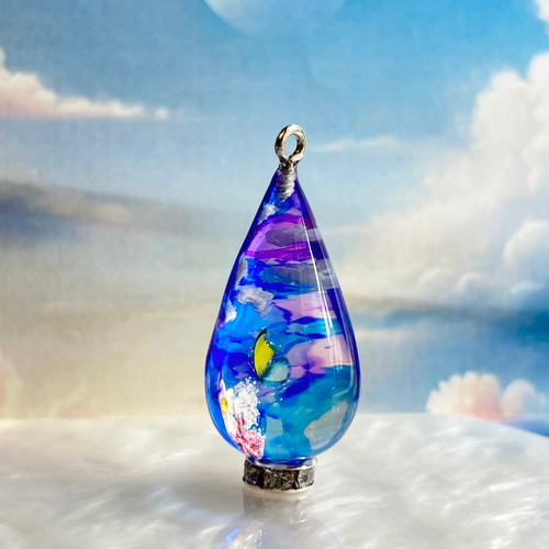 癒しの空と雲・蝶のレジンネックレス｜空の雫・青の涙型｜空レジン