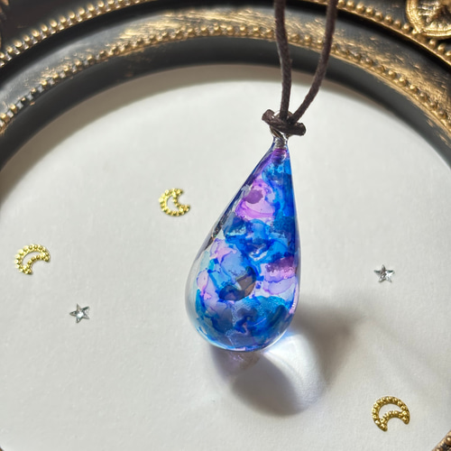 癒しの空と雲・蝶のレジンネックレス｜空の雫・青の涙型｜空レジン