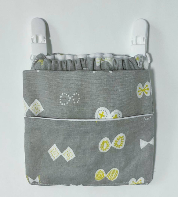 痛くない移動ポケット　グレーちょうちょ柄　ティッシュポケット&ゴムポケット 1枚目の画像