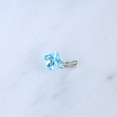 ブラジル産 宝石質 スイスブルートパーズ（ダイヤプリンセスカット