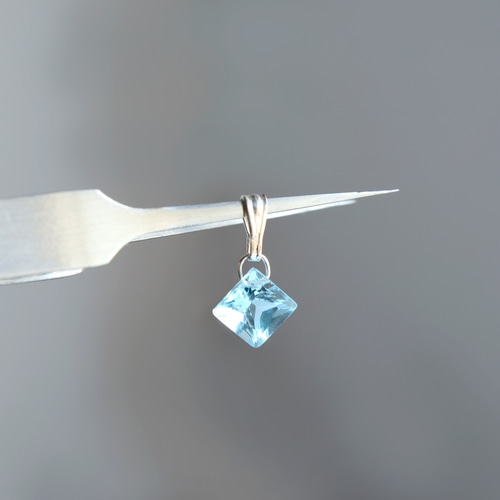 ブラジル産 宝石質 スイスブルートパーズ（ダイヤプリンセスカット