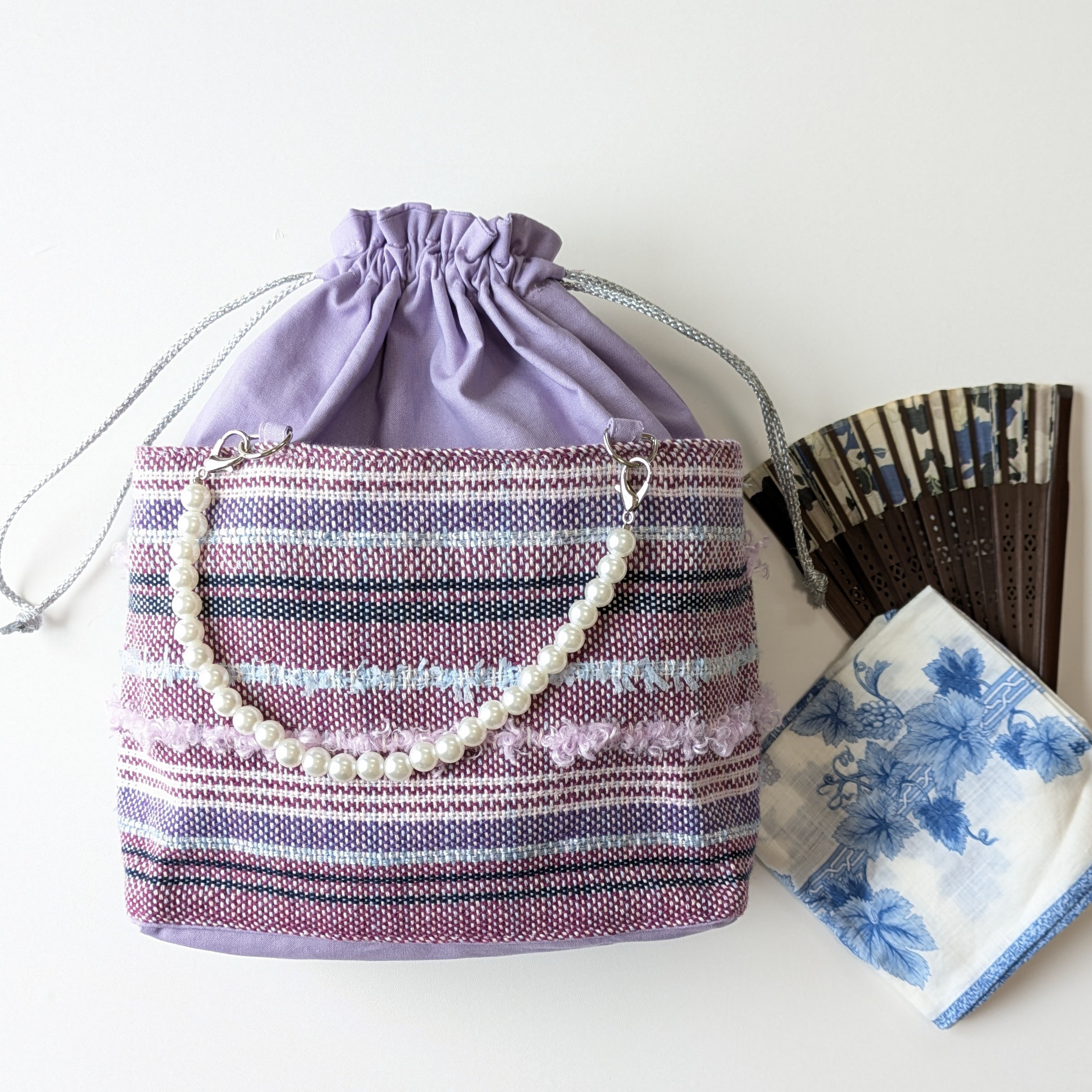浴衣で持ちたい手織り布の巾着バッグ  パールの持ち手　優しいパープル系の一点もの　日本の夏２０２５