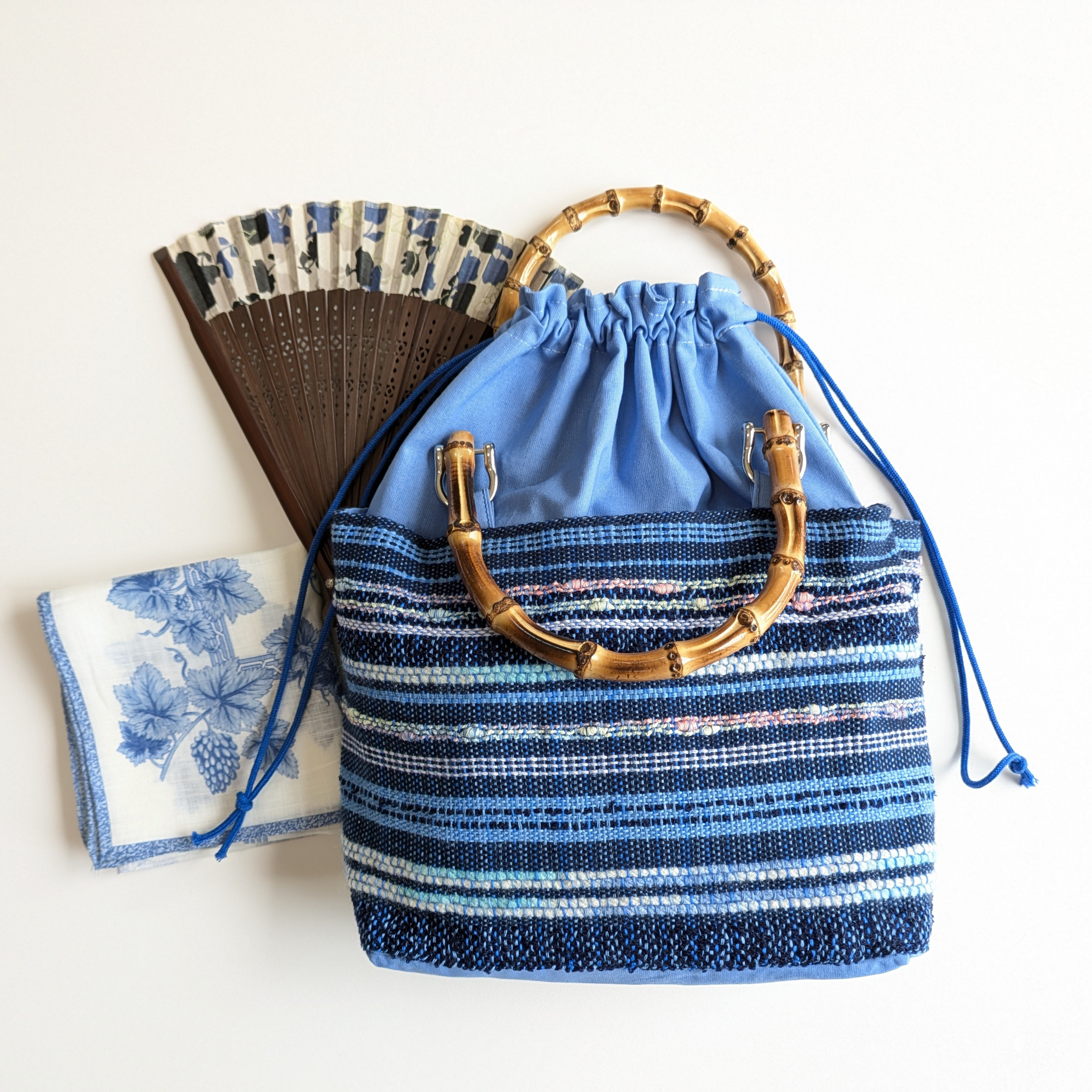 浴衣で持ちたい手織り布の巾着バッグ　バンブーの持ち手　落ち着いた紺色　一点もの　日本の夏２０２５