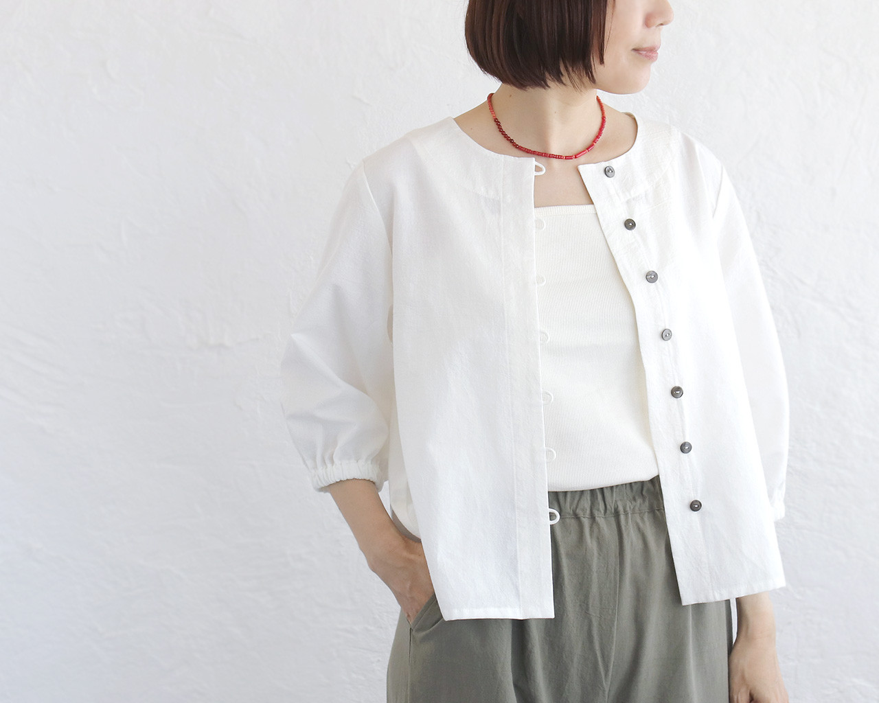 季節をつなぐ一枚◎ 東炊きコットンリネン 五分袖ループボタン羽織りブラウス（オフホワイト）TP22
