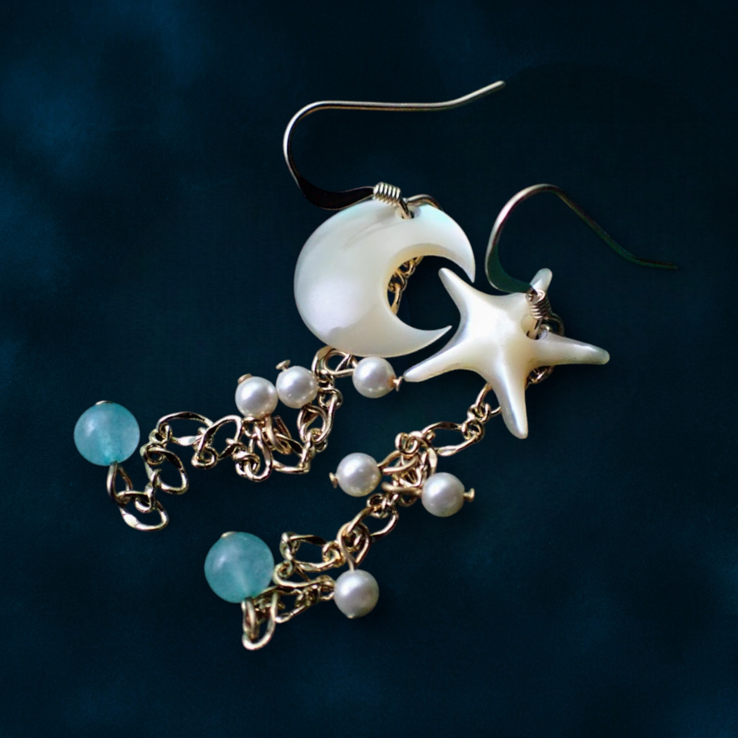 【一点物】冬の夜空ピアス｜夜光貝の月と星 × 青の宝石 × 14kgf／揺れるロングシェルアクセサリー