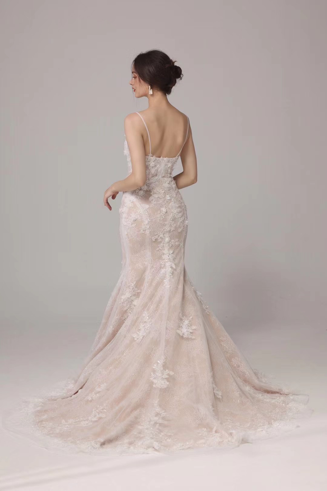 しっとりと咲き誇る花レース　お洒落なマーメイドドレス　サイズオーダー　エレガントなシルエット　結婚式花嫁披露宴お呼ばれ