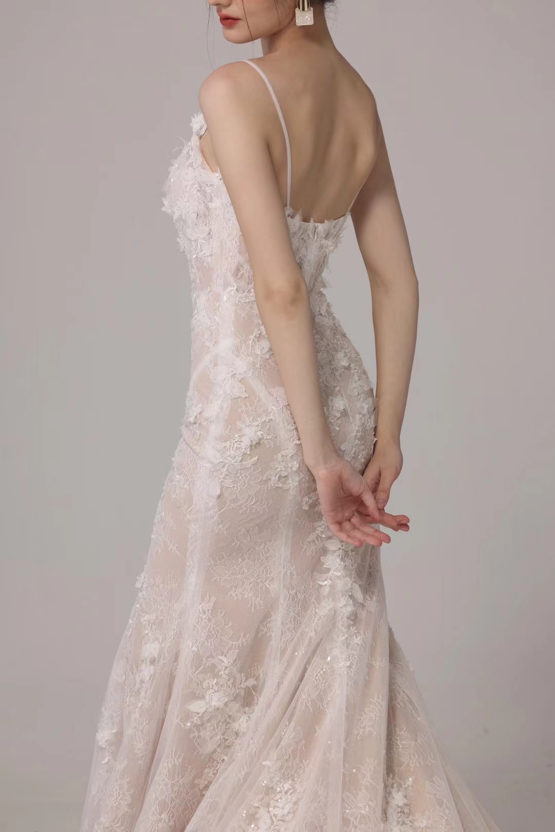 しっとりと咲き誇る花レース　お洒落なマーメイドドレス　サイズオーダー　エレガントなシルエット　結婚式花嫁披露宴お呼ばれ