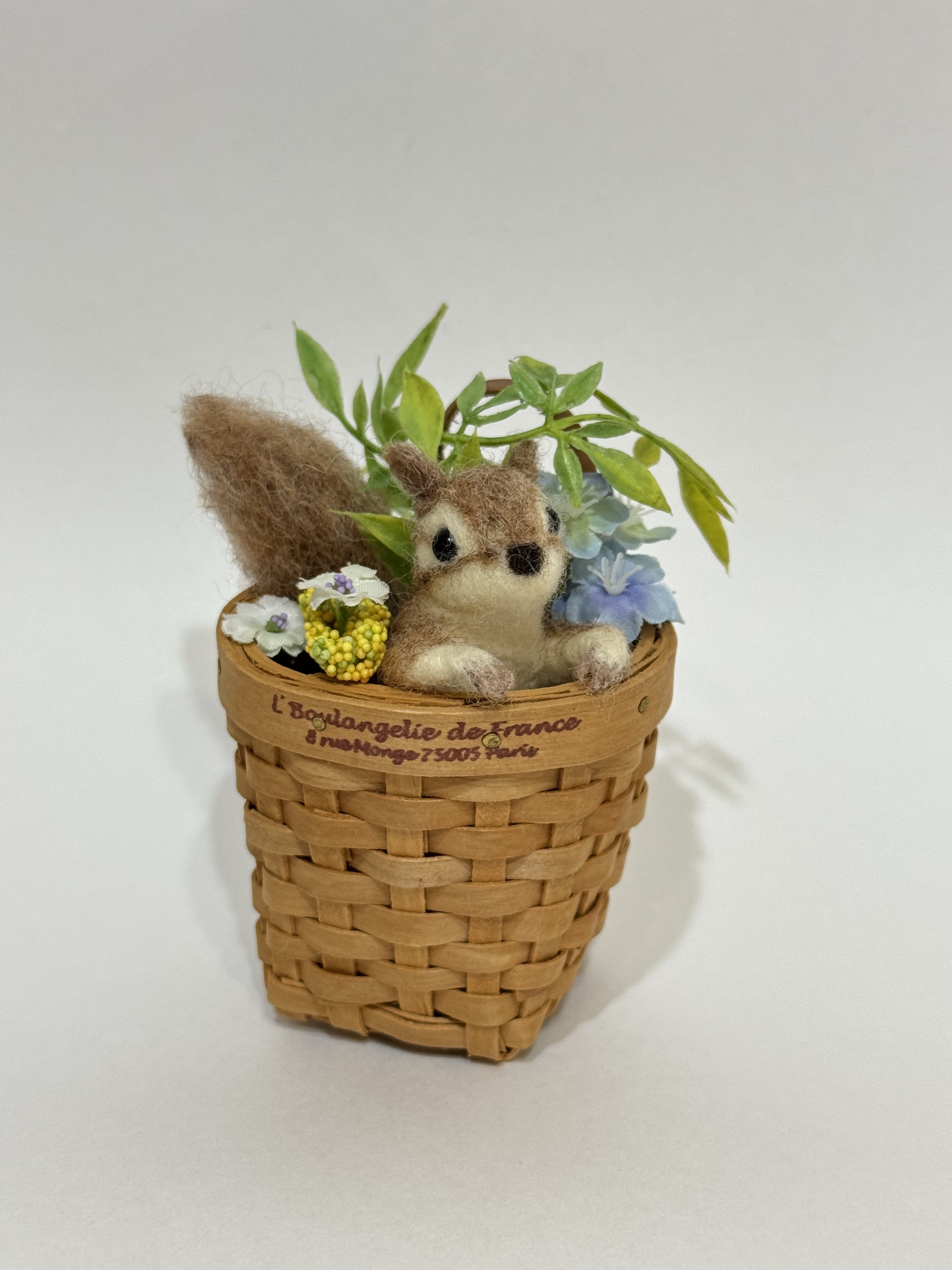 羊毛＊カゴに入ったリス