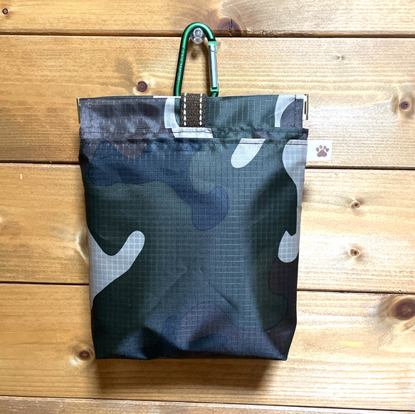 ナイロン生地の消臭マナーポーチ　口大きめ　迷彩柄 1枚目の画像