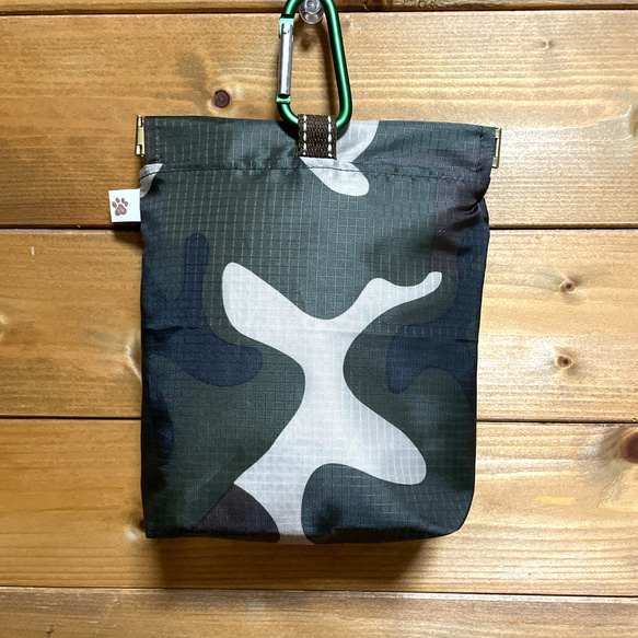 ナイロン生地の消臭マナーポーチ　口大きめ　迷彩柄 3枚目の画像