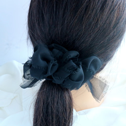 親子で使える 裂き編み風 切りっぱなしシフォンリボンのヘアゴム 黒  ブラック 大人可愛い 5枚目の画像