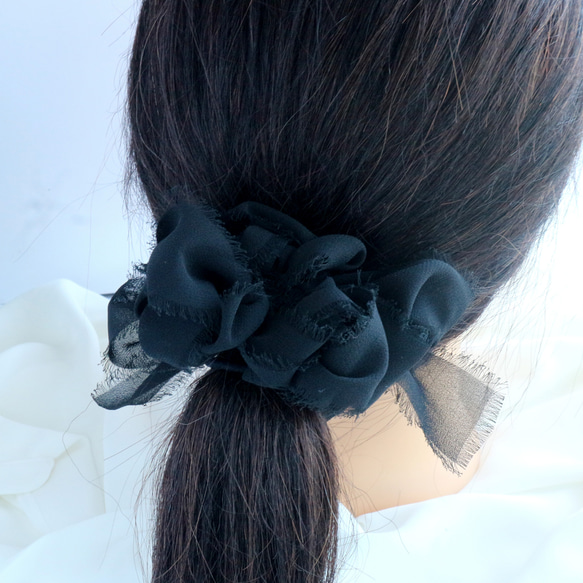 親子で使える 裂き編み風 切りっぱなしシフォンリボンのヘアゴム 黒  ブラック 大人可愛い 5枚目の画像