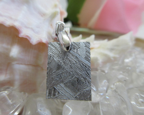 ギベオン隕石　約１７g No.CR-371 天然石 ＜ペンダントトップ＞ ギベオン隕石 3.9g 天然石