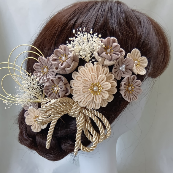 受注制作】モカ色 生成 成人式 髪飾り つまみ細工 ちりめん 卒業式