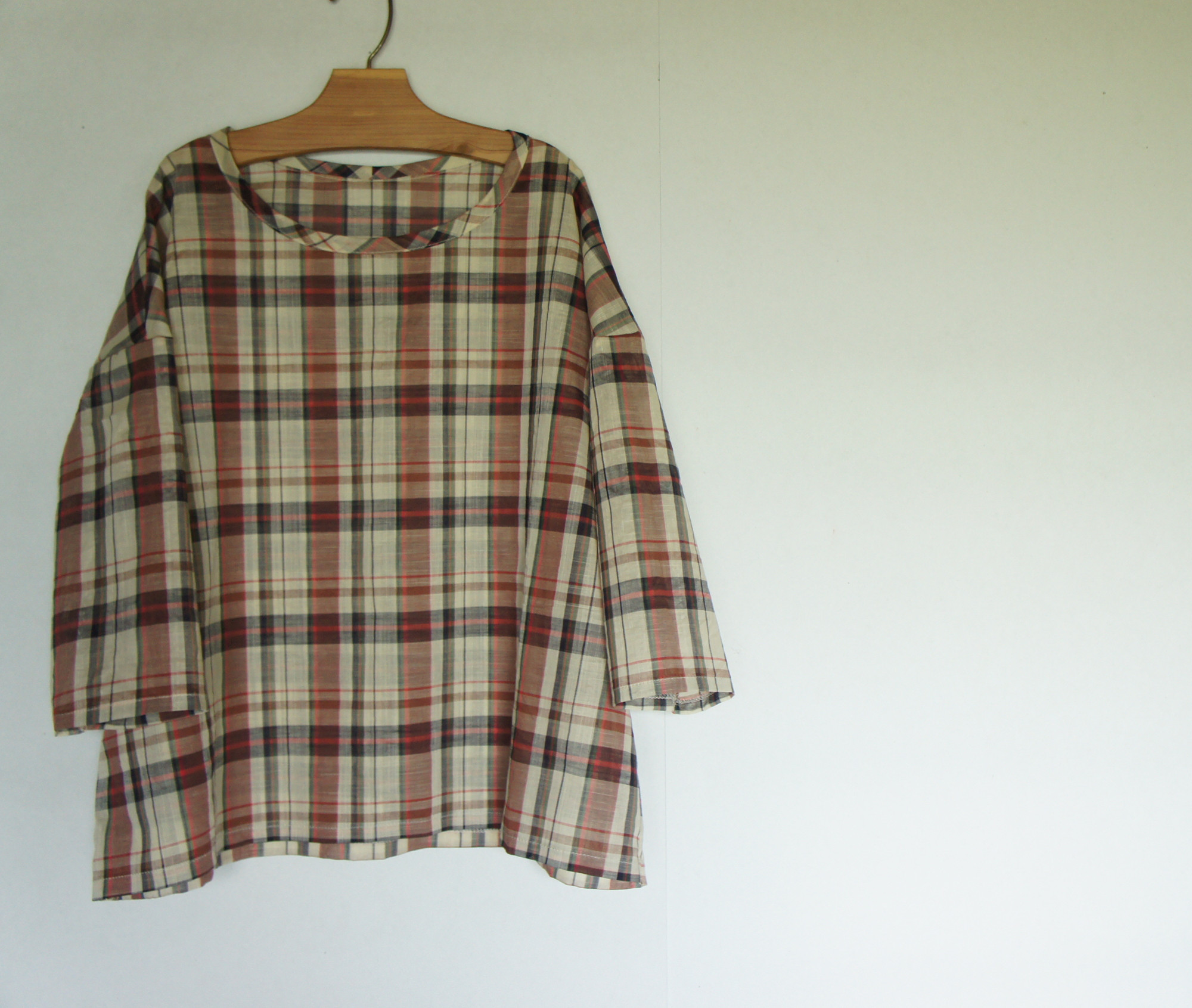 マドラスチェックのTシャツみたいなブラウス