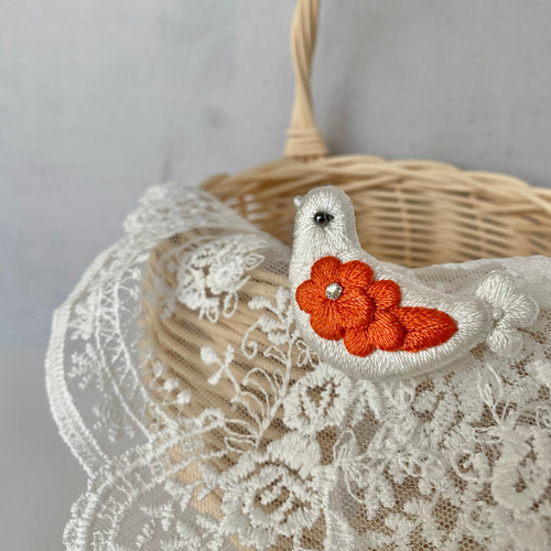 絹糸の刺繍ブローチ・小鳥と花（白×橙）/ぷっくりかわいい小鳥モチーフ