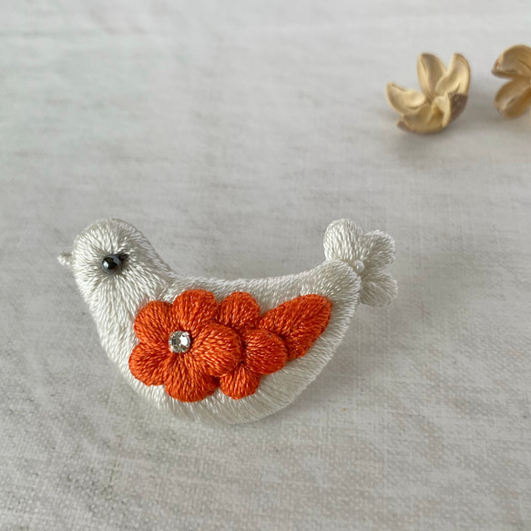絹糸の刺繍ブローチ・小鳥と花（白×橙）/ぷっくりかわいい小鳥モチーフ