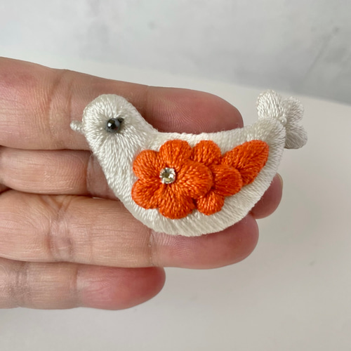 絹糸の刺繍ブローチ・小鳥と花（白×橙）/ぷっくりかわいい小鳥モチーフ