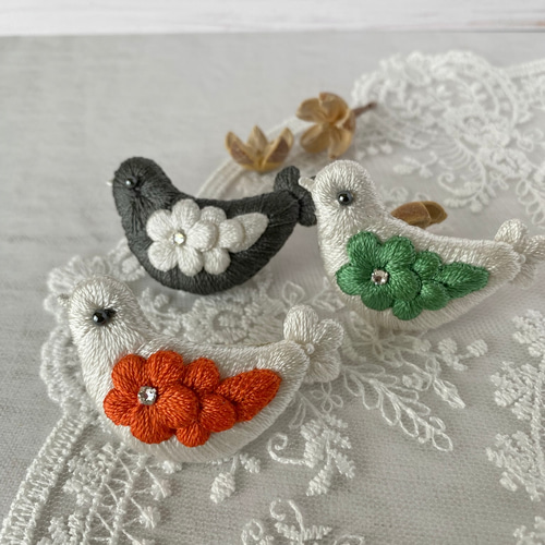 絹糸の刺繍ブローチ・小鳥と花（白×橙）/ぷっくりかわいい小鳥モチーフ