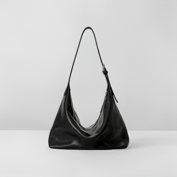 一款具有東方美學風格的雙肩真皮單肩包 | 水染真皮材質，配有可調式肩帶 第1張的照片